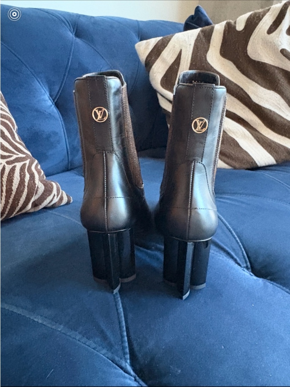 Like new- worn once Louis Vuitton SILHOUETTE CHELSEA ANKLE BOUT 8CM
